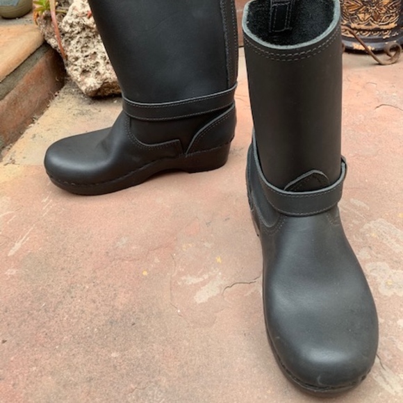 low heel clog boots
